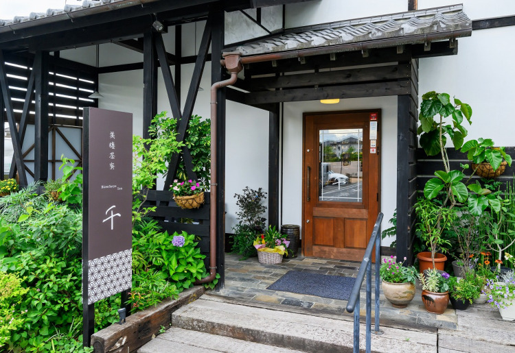 アンティークに囲まれた店内の薬膳喫茶として高崎駅より車で約10分程の場所にあります